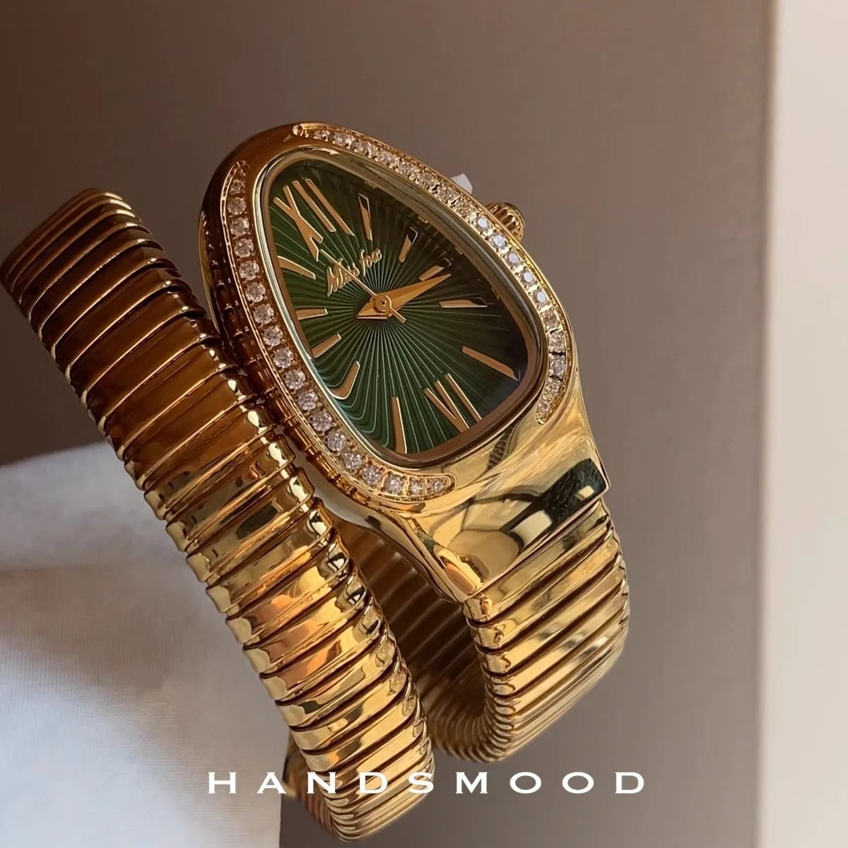 Relógio Feminino Luxo Serpente Dourado – Pulseira Espiral com Cristais e Movimento Quartzo